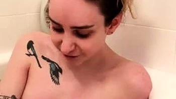 Aoife Bee exibindo peitos na banheira