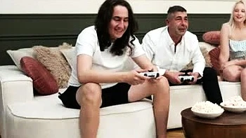 Papa fickt meine blonde Teen-Freundin beim Zocken