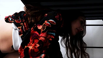 Brünette Bella Blu fickt hart