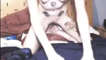 Camgirl baisée au gode Bad Dragon, pipe et cowgirl