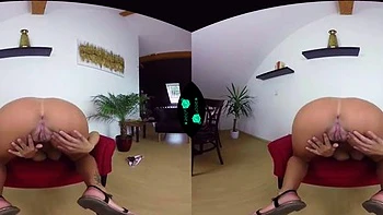 Latina íntima chupa y monta a pelo en POV VR