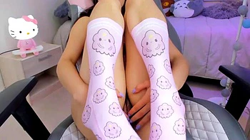 Adolescente latina tira a roupa e mostra peitos pequenos