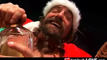 Salope chaude suce la grosse bite du Père Noël jusqu’à la came