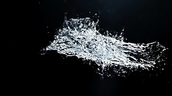 Lesbiennes lèchent chatte et jouent avec le pipi