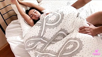 Blonde reitet rückwärts beim Hardcore-Handjob