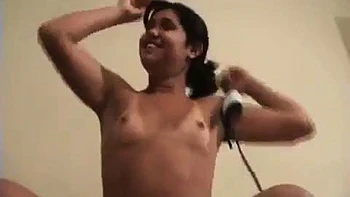 Chicas latinas Joyce01 & Joyce02 hacen mamadas y follan a cuatro