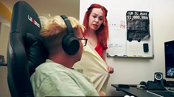 Похотливая рыжая Т сосет и трахается в стиралке