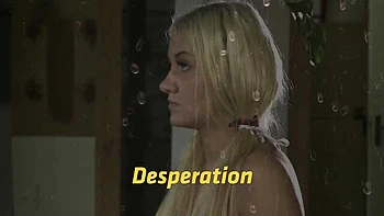 Junge Blondine & Brünette dominieren mit Pissen