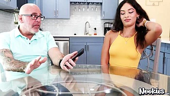 Latina milf follada a cuatro por padrastro