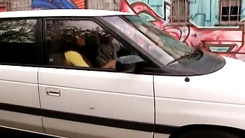 Brünette Tootsie schluckt tief und leckt Muschi