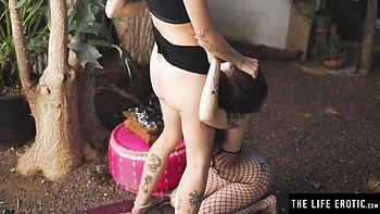 Usha presa com mordedores e body de rede