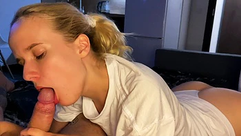 Марк Пирсон сосет леденец блондинки в POV