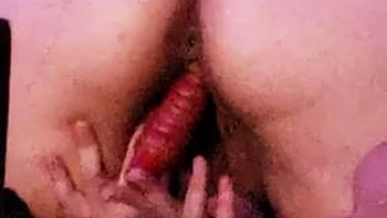 Один дома: Любительница с большой попой мастурбирует анально