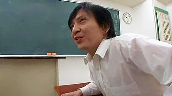 Lehrerin gibt Handjob, Blowjob und schluckt