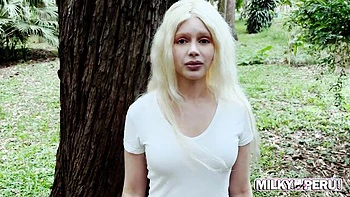 Vicious Vivian folla con tetas grandes al aire libre