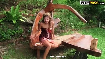 Blondes Amateurgirl wird Doggy gefickt