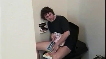 Zwei Mädels verführen ihren gut bestückten Freund: Blasen, Cowgirl & Anal