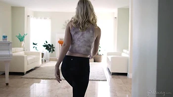 Blonde et noire lesbiennes se masturbent et lèchent discrètement