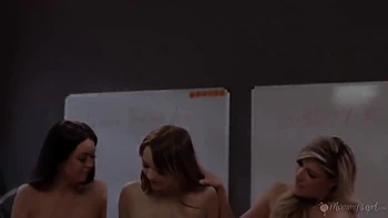 Milf Stiefmutter & Lehrerin mit fetten Titten im Lesben-Dreier