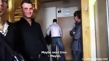 Групповой трах с позами догги и миссионер