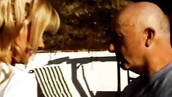 La milf mamá de la esposa follada duro en trío anal