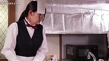 Japanische Brünette fickt Muschi im POV