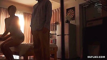 Азиатская мамка с большими сиськами ебется с кремпай