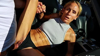 Blonde magnifique Melisa Rosa suce grosse bite en extérieur