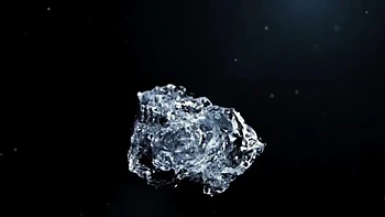 Blondes tchèques Antonia et Nathaly s'arrosent et se caressent