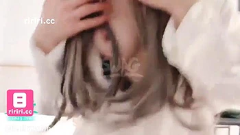 Chinoise suce et chevauche en levrette