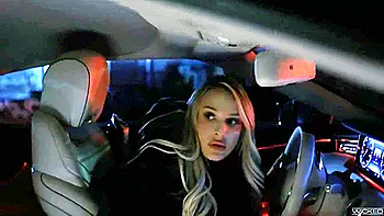 Её изящную киску трахает лесбийское трио