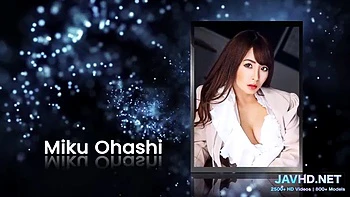 Milf japonesa chupando e fodendo gostoso de quatro