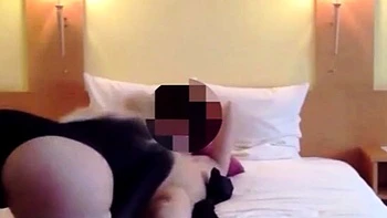 Blonde Escort bläst japanischen Schwanz