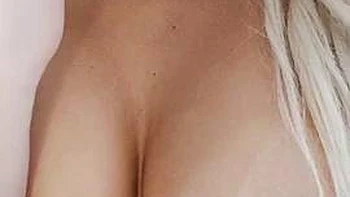 Tetas grandes, nena masturbándose sola