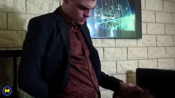 Secrétaire baisée et fisted par son patron au bureau