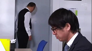 Возбужденный рогоносец смотрит, как изменяет девушка