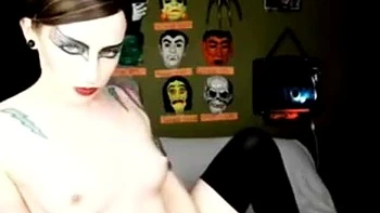 Чёрная блондинка мастурбирует с большими сиськами