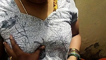 Épouse indienne Desi trompe avec le voisin - doigté hardcore et gémissements