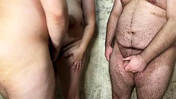 MILF gordinha tímida Mari dupla penetração sem camisinha com creampie