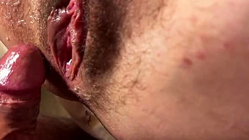 Demi-sœur extrême gicle sur sa chatte poilue - Gros plan grosse éjaculation