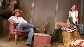 Tiffany pelirroja con coletas monta polla grande en misionero