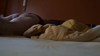 Esposa peluda se exhibe y folla al hijastro de la criada - Masturbación amateur milf