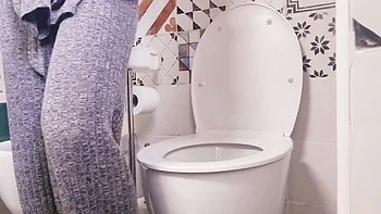 Amateur Savannah furzt und pinkelt mit enger Muschi und Titten