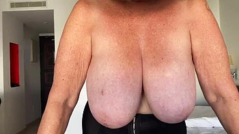 Reife britische Oma zeigt große natürliche Titten und geile Fußsohlen