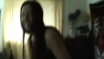 Mardi Gras Babe lutscht schwarzen Schwanz und fickt Cowgirl & Missionar