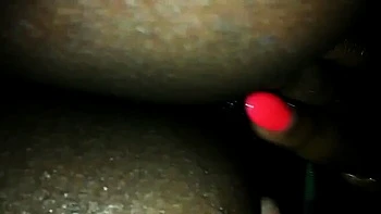 Negra en lencería folla sin condón y traga la polla