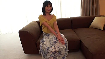 Madura Asiática Se Arqueia para Uma Foda