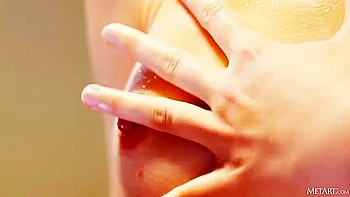 Oxana Chic, brune pulpeuse en dentelle et chatte aguichante