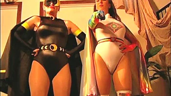 Super-heroína de peitos grandes em luta fetiche com Jewel