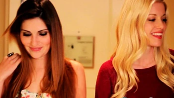 Две горячие девки лижут и трогают киску